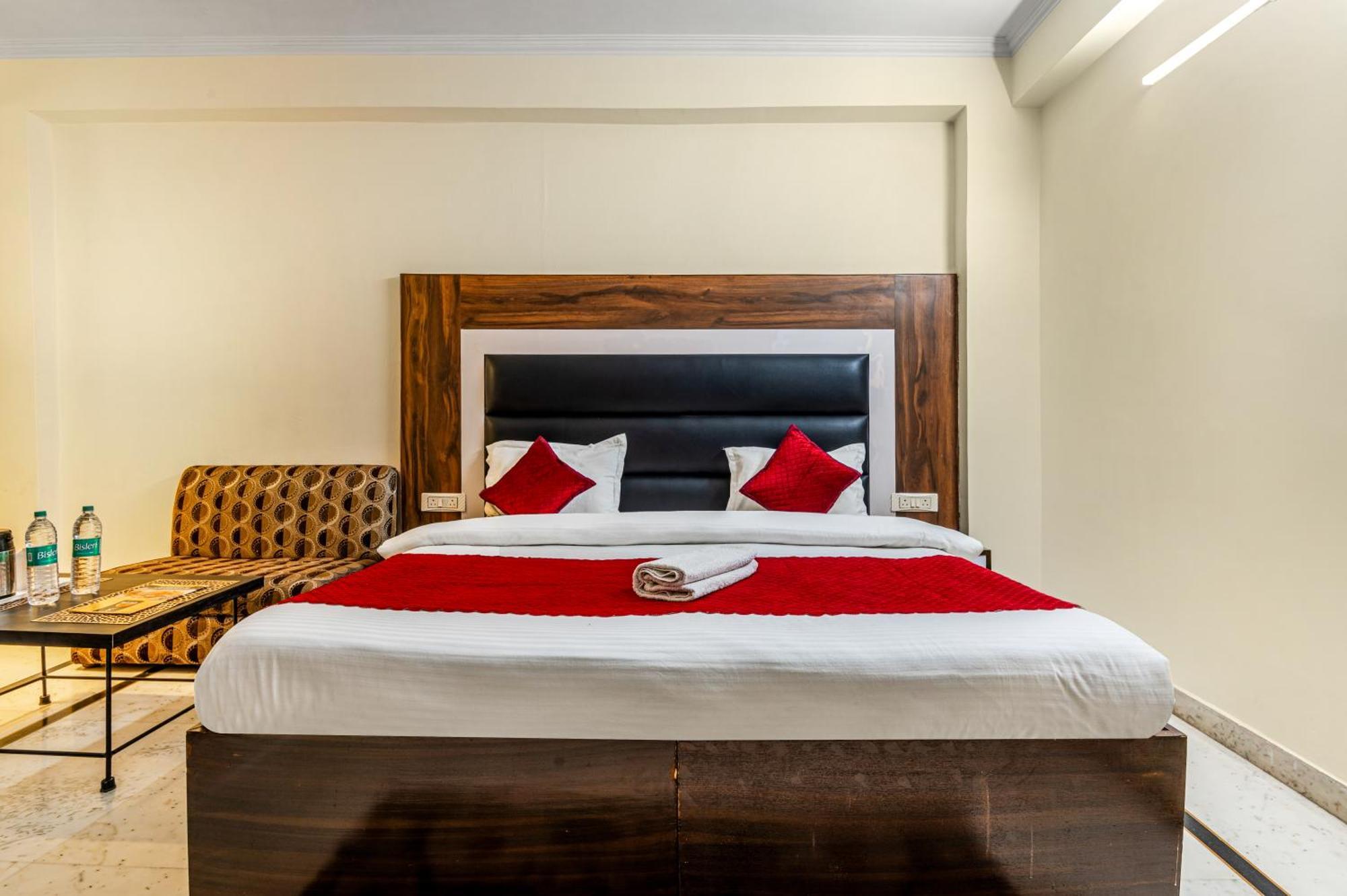 Hotel Nice Palace Дели Экстерьер фото