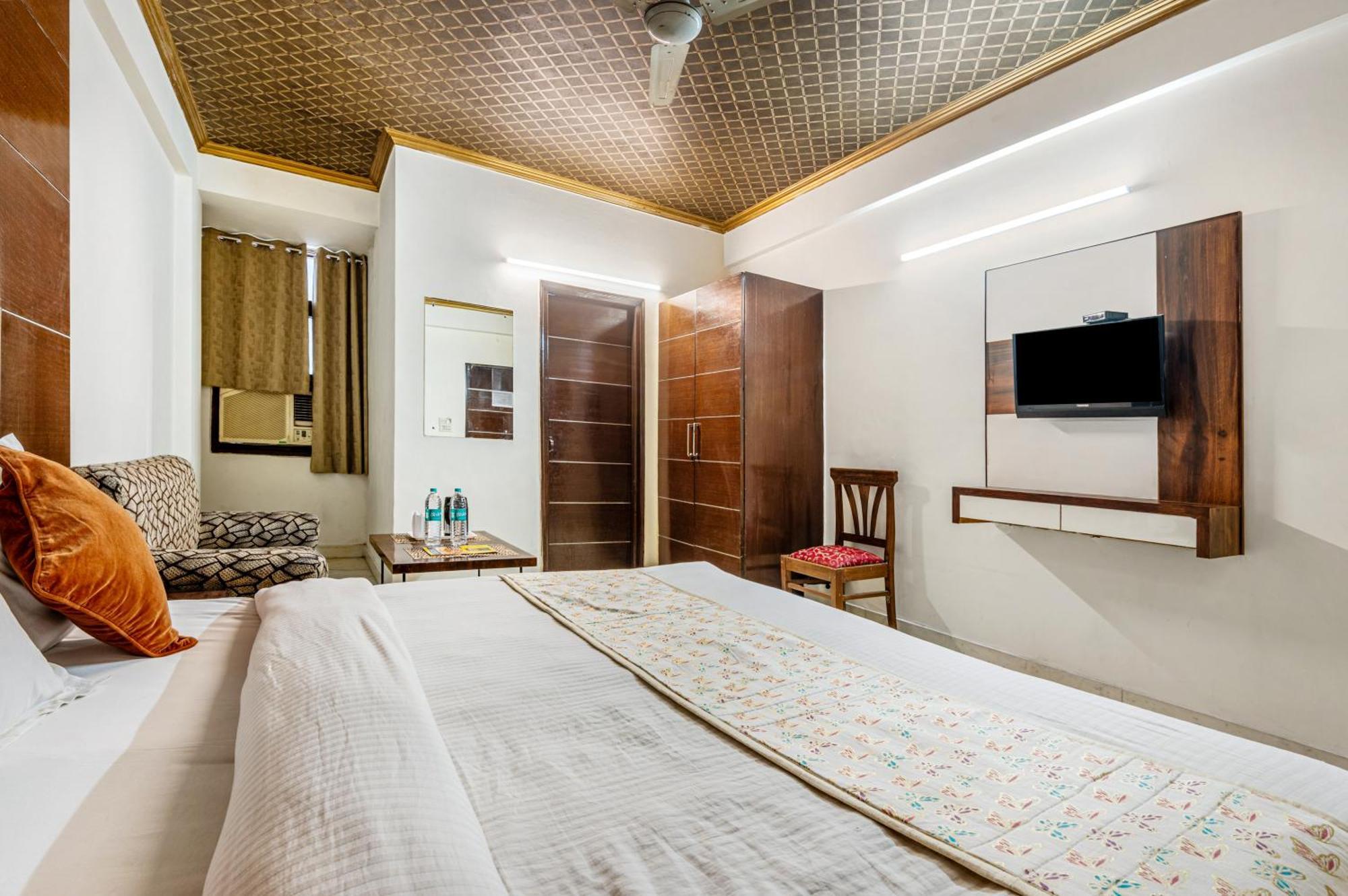 Hotel Nice Palace Дели Экстерьер фото