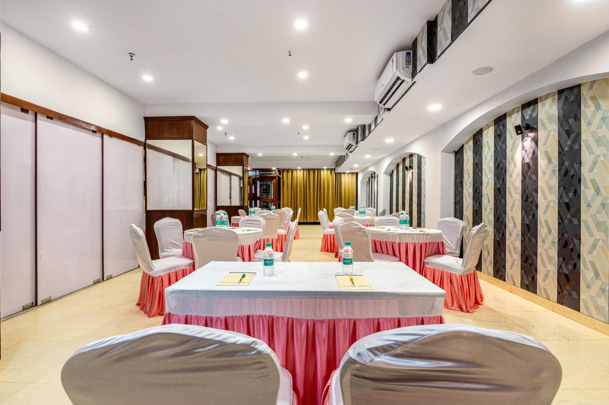 Hotel Nice Palace Дели Экстерьер фото