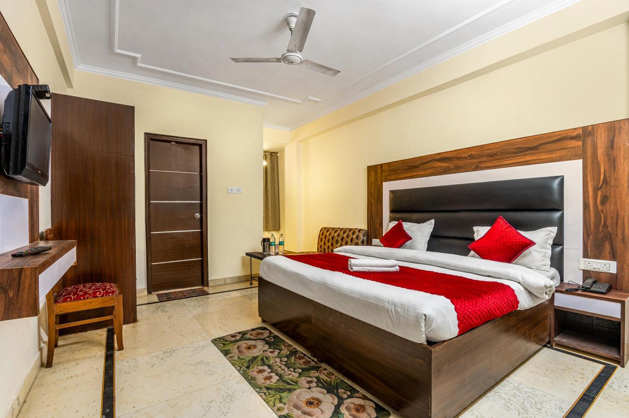 Hotel Nice Palace Дели Экстерьер фото