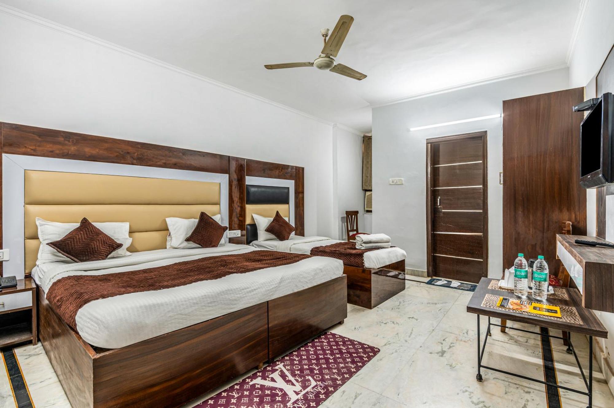 Hotel Nice Palace Дели Экстерьер фото