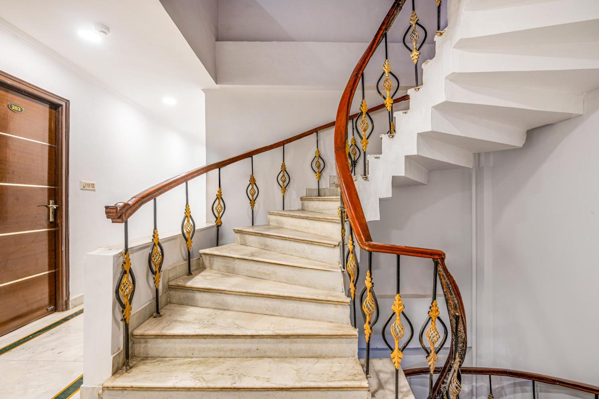 Hotel Nice Palace Дели Экстерьер фото