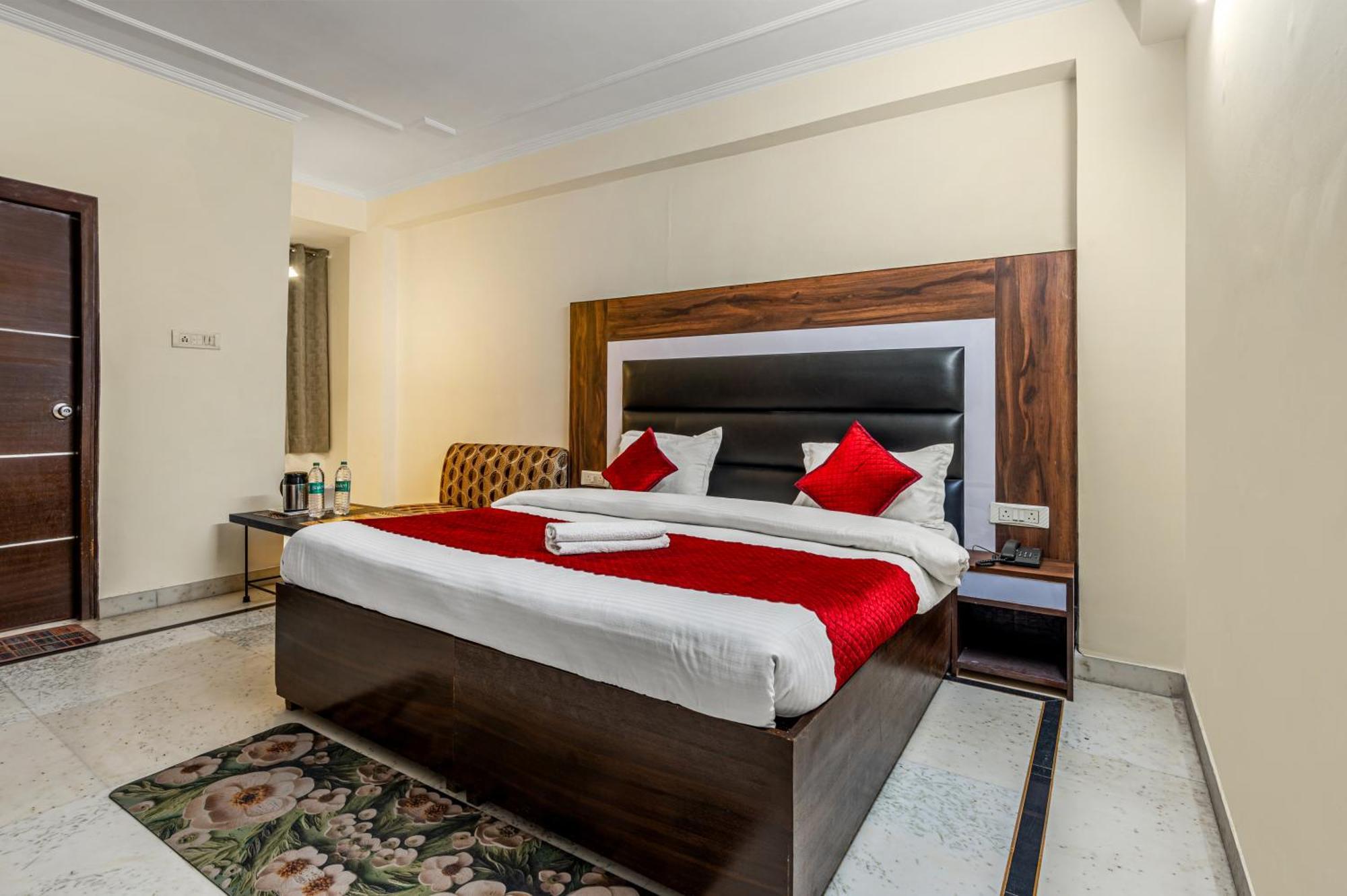 Hotel Nice Palace Дели Экстерьер фото