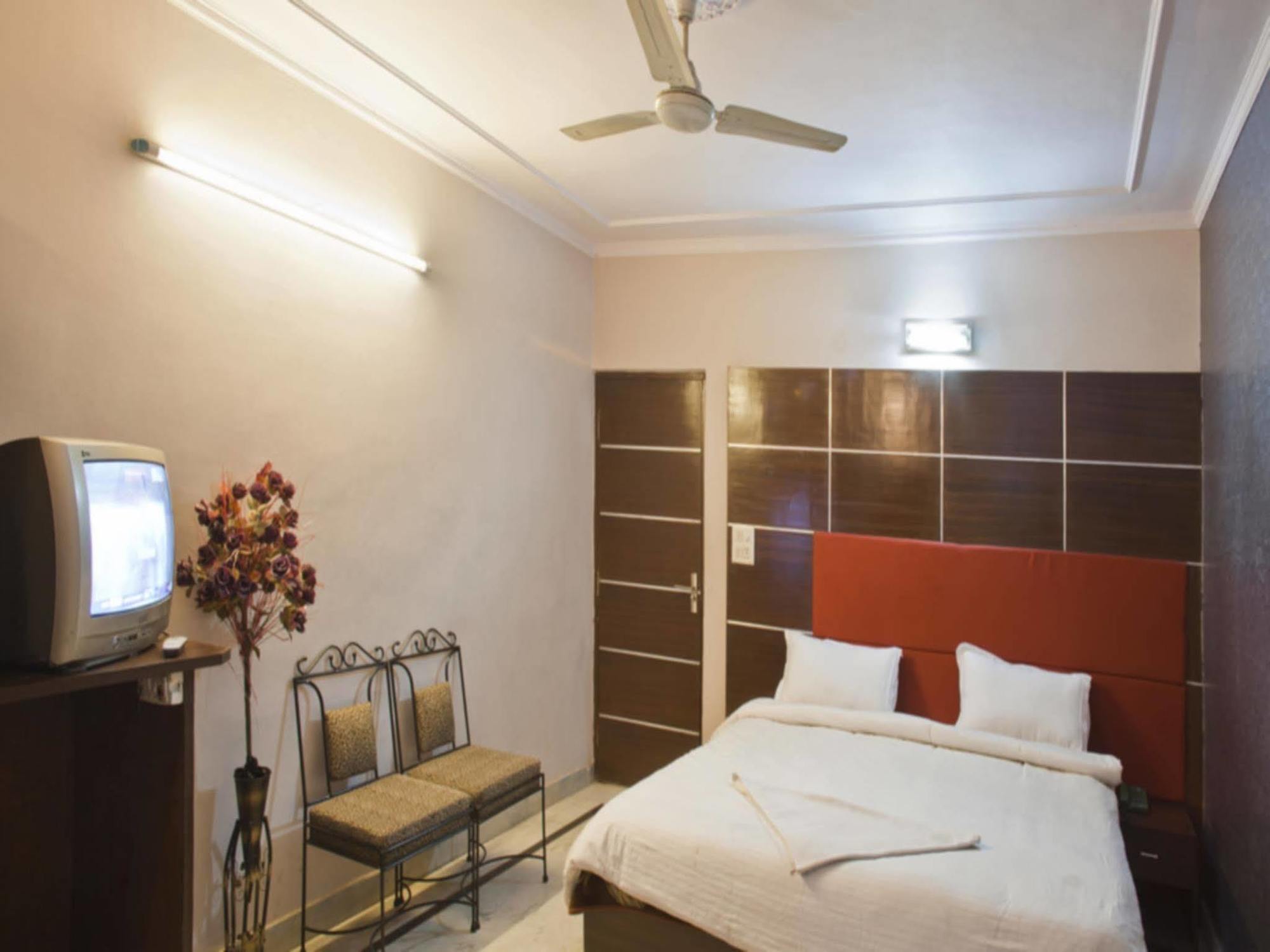 Hotel Nice Palace Дели Экстерьер фото